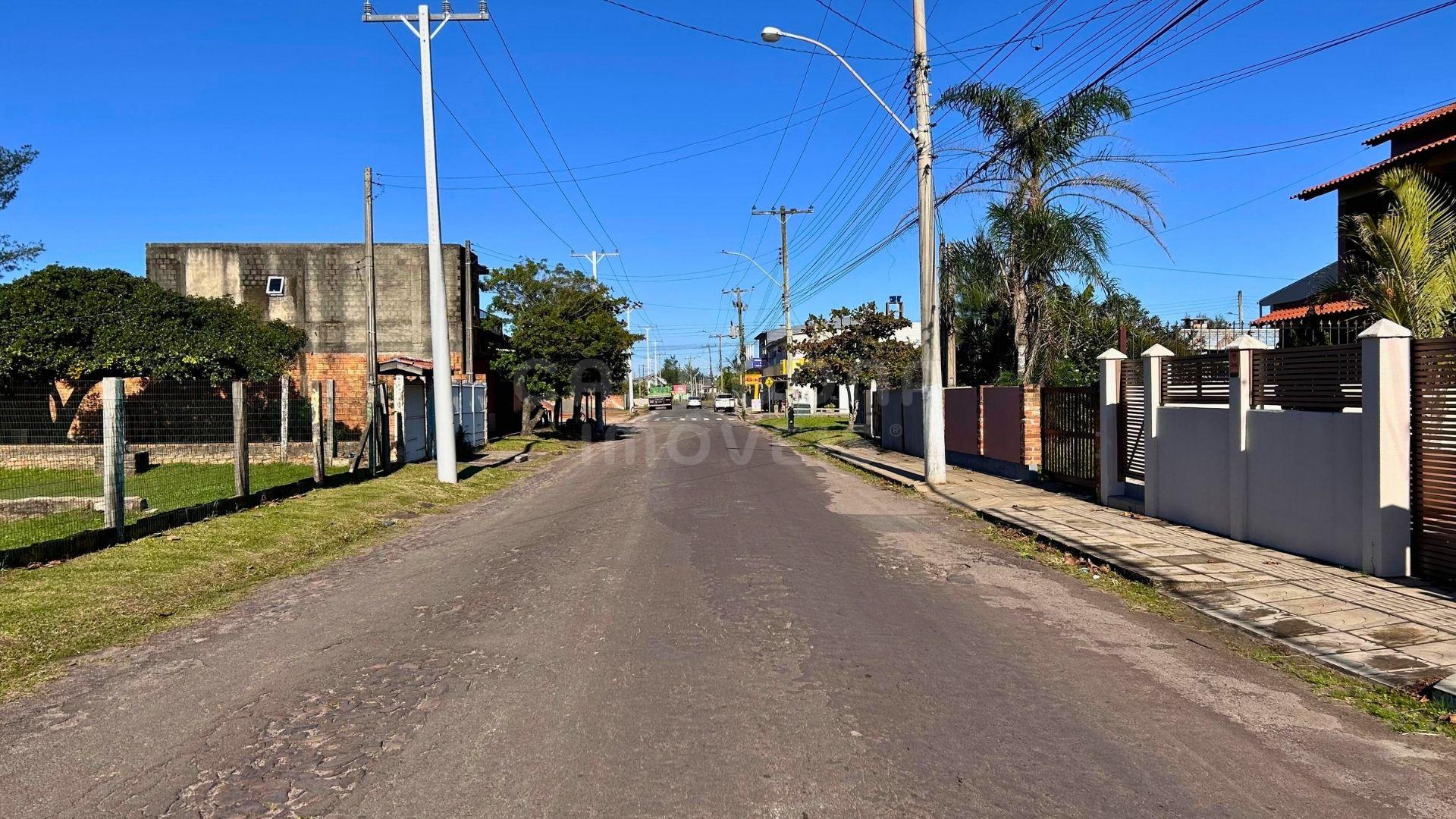 Casa com amplo pátio no Jardim Olívia – 300 metros do mar