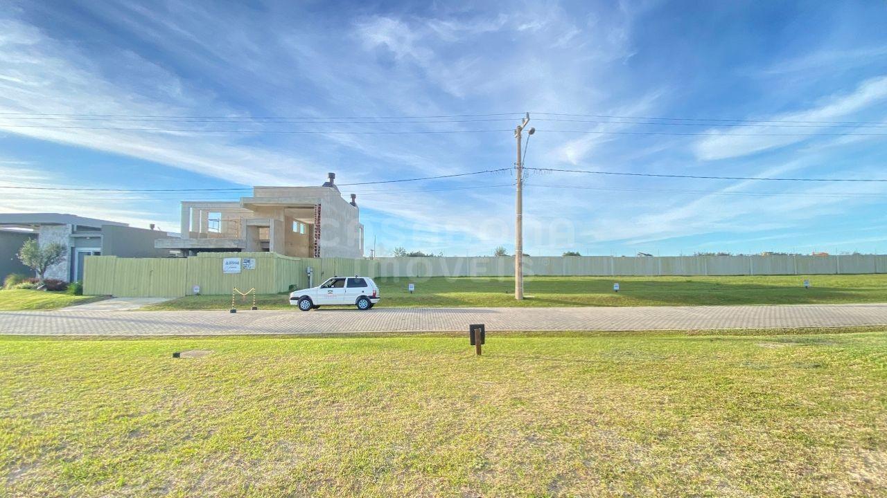 Terreno Exclusivo em Condomínio Fechado com Piscina e Áreas de Lazer