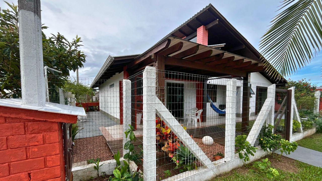 Casa de Esquina Mobiliada no Centro de Arroio do Sal – A 490m da Praia