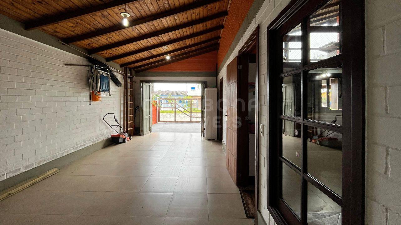 Casa de Esquina Mobiliada no Centro de Arroio do Sal – A 490m da Praia