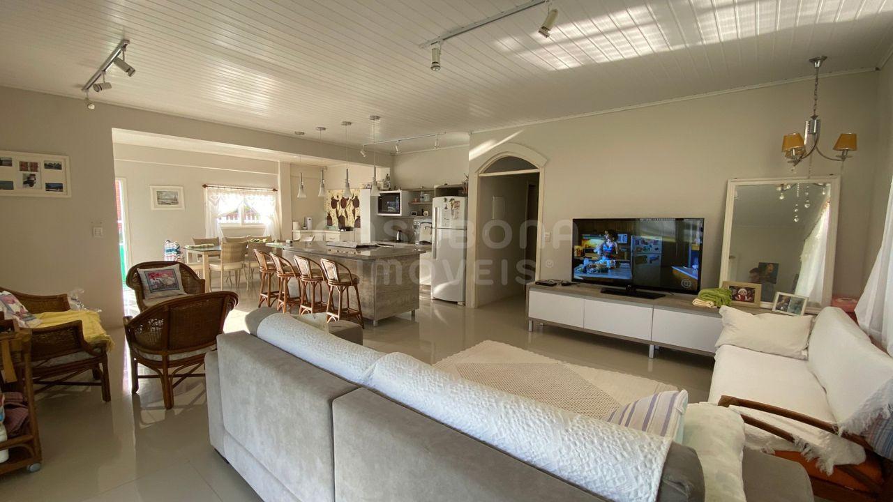 Casa à Venda em Torres - Bairro Paraíso: Conforto e Lazer a 500 Metros do Mar