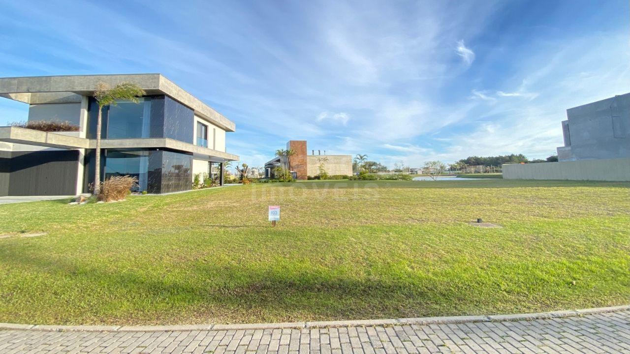 Terreno Exclusivo em Condomínio Fechado com Piscina e Áreas de Lazer