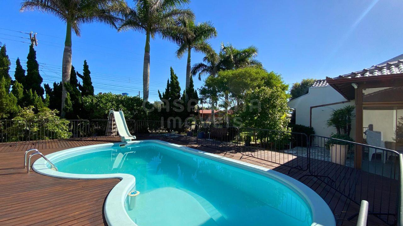 Casa de Esquina com Amplo Terreno e Piscina – Arroio do Sal
