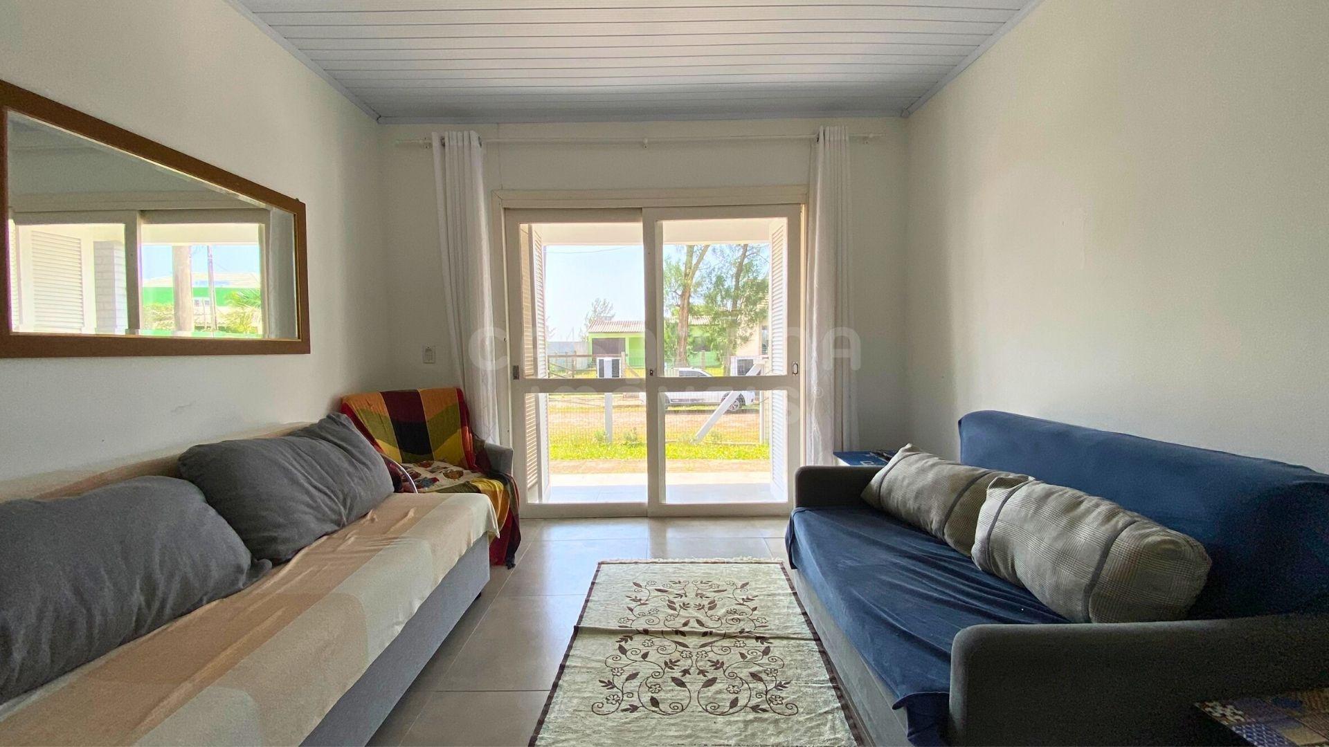 Casa com piscina a 100m do mar no Balneário Figueirinha