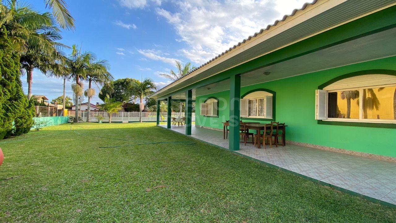 Casa à Venda em Torres - Bairro Paraíso: Conforto e Lazer a 500 Metros do Mar