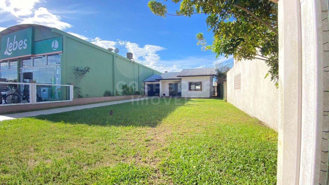 Oportunidade Comercial: Casa Simples em Localização Privilegiada em Arroio do Sal