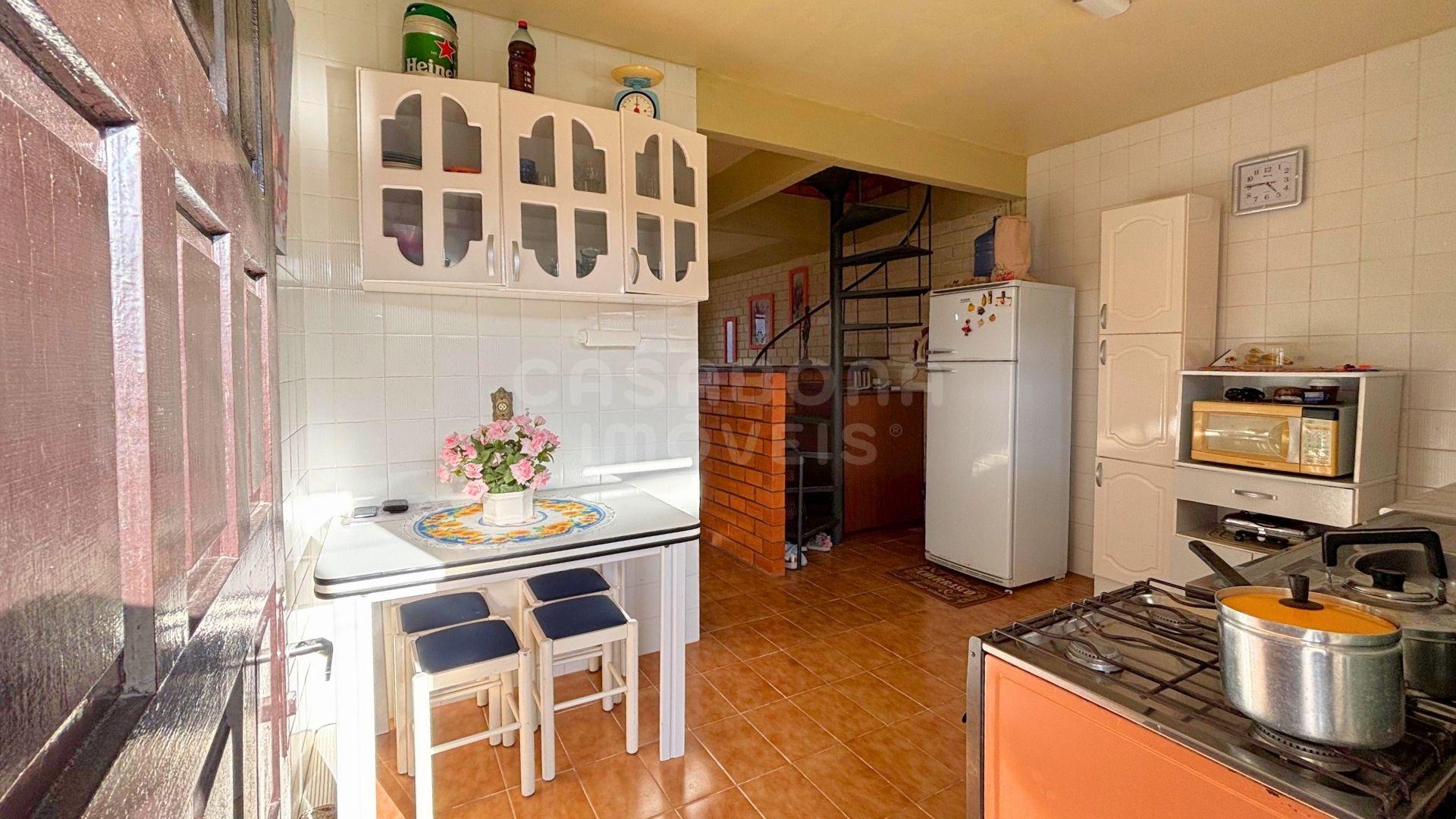 Sobrado mobiliado a poucos passos do mar no Centro de Arroio do Sal