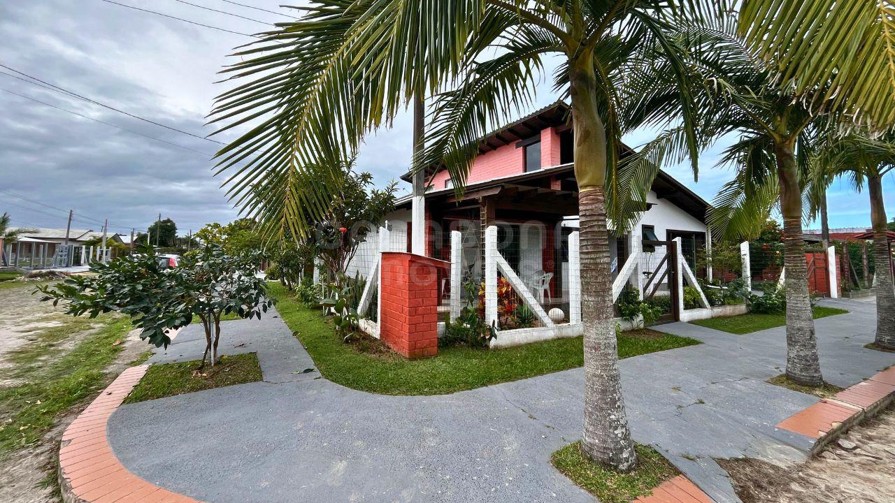 Casa de Esquina Mobiliada no Centro de Arroio do Sal – A 490m da Praia