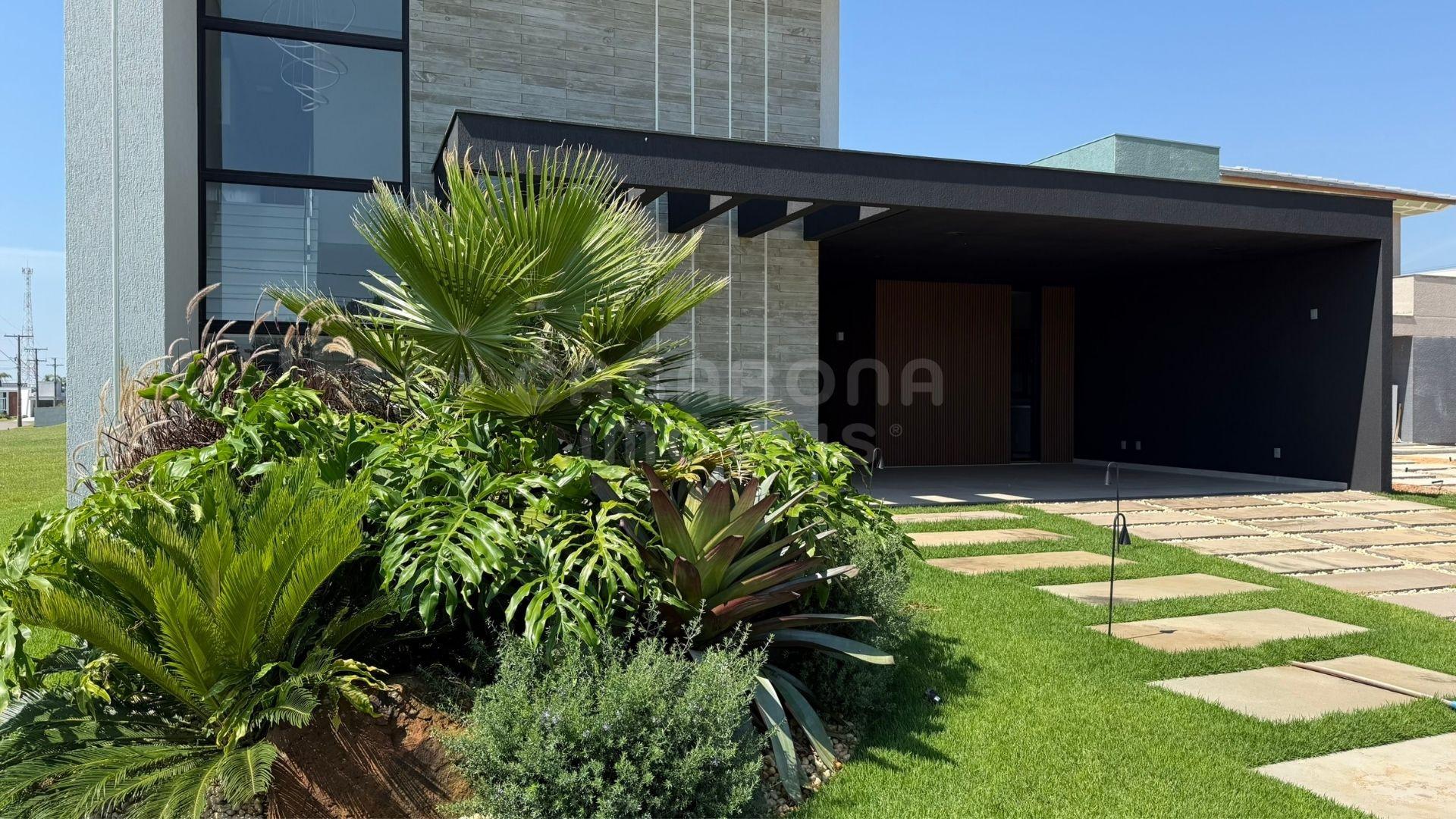 Sobrado Luxuoso em Condomínio Fechado - Torres