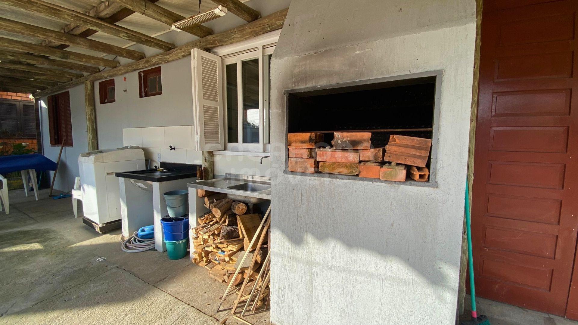 Casa com Piscina em Areias Brancas – Conforto e Lazer a Poucos Passos do Mar