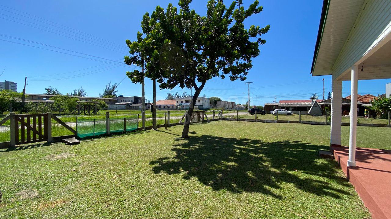 Refúgio à Beira-Mar: Linda Residência no Balneário Figueirinha