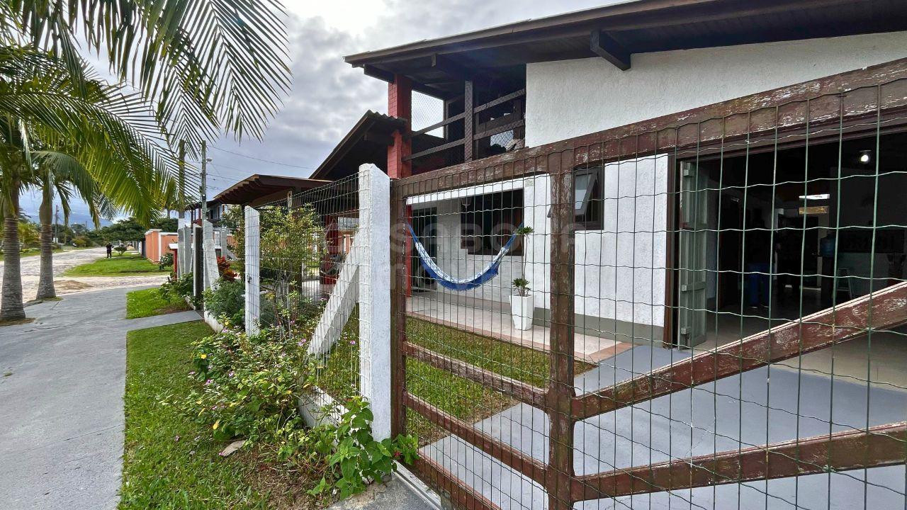 Casa de Esquina Mobiliada no Centro de Arroio do Sal – A 490m da Praia