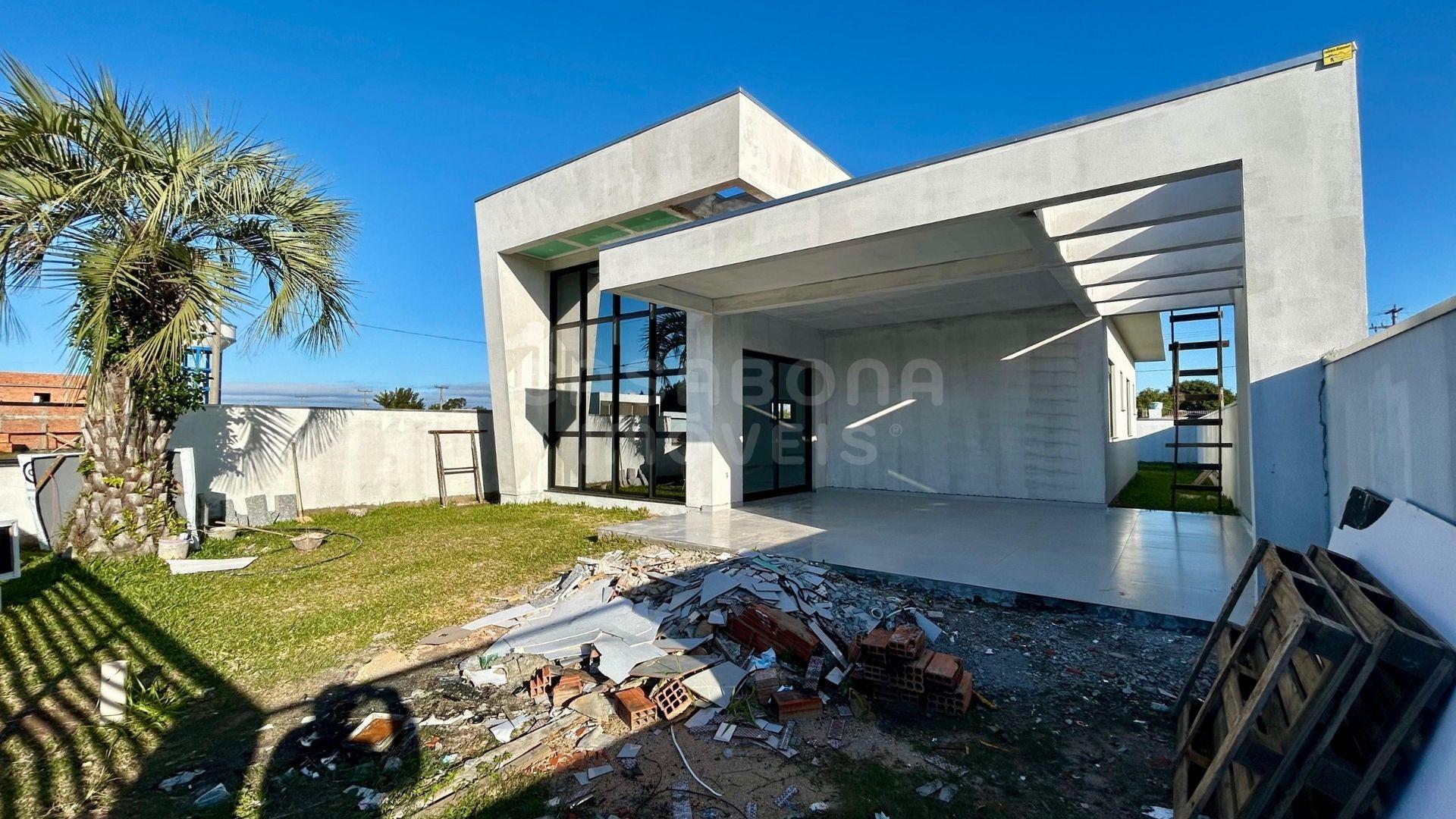 Casa moderna com suíte e lareira a apenas 600m do mar em Arroio do Sal