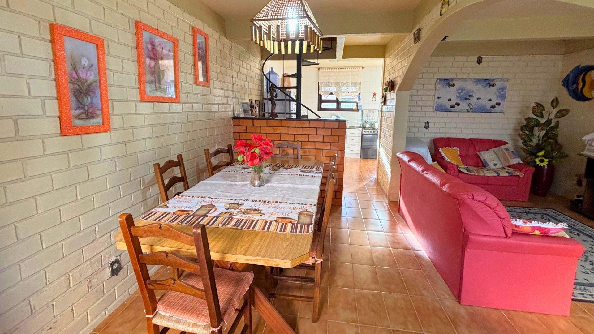 Sobrado mobiliado a poucos passos do mar no Centro de Arroio do Sal