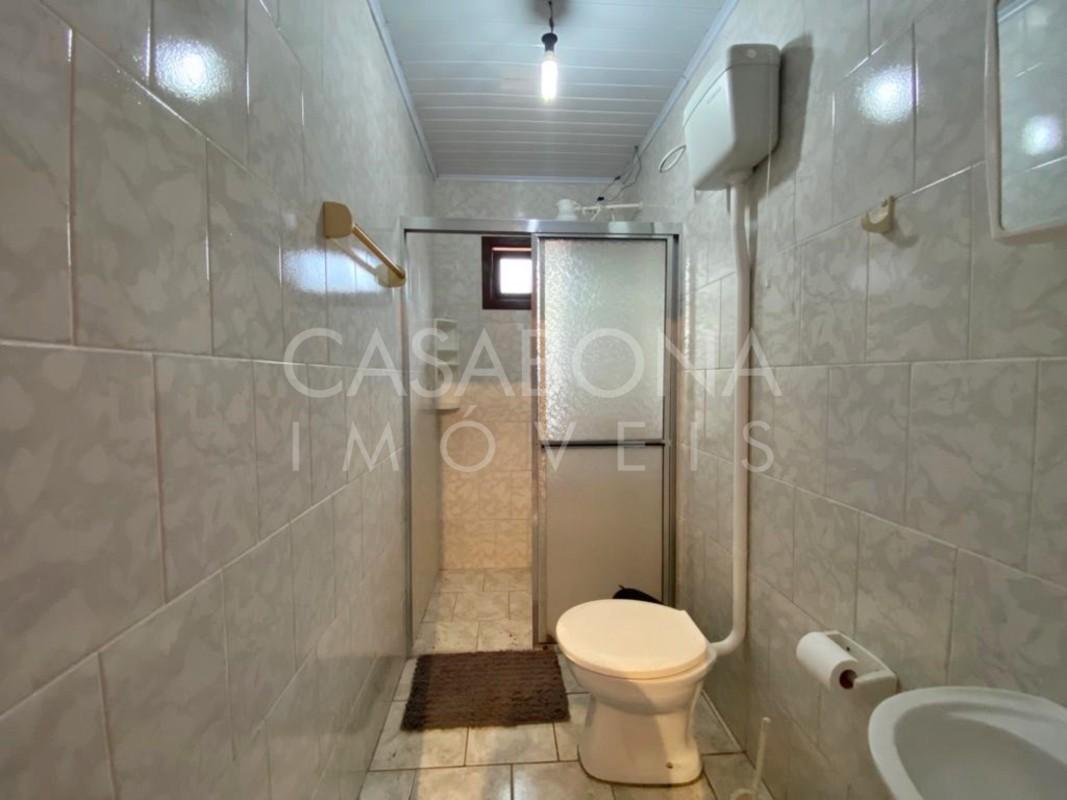 Residência Encantadora em Tijolo à Vista: Amplo Pátio e Proximidade do Mar