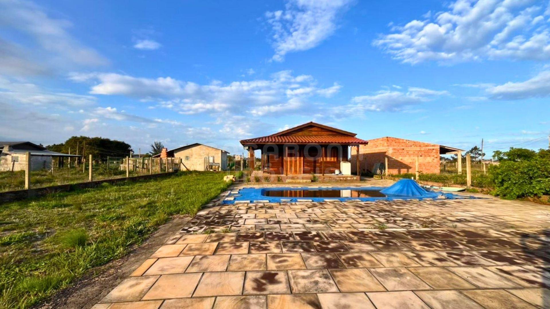 Casa de Madeira com Piscina e Suíte com Hidromassagem em Torres