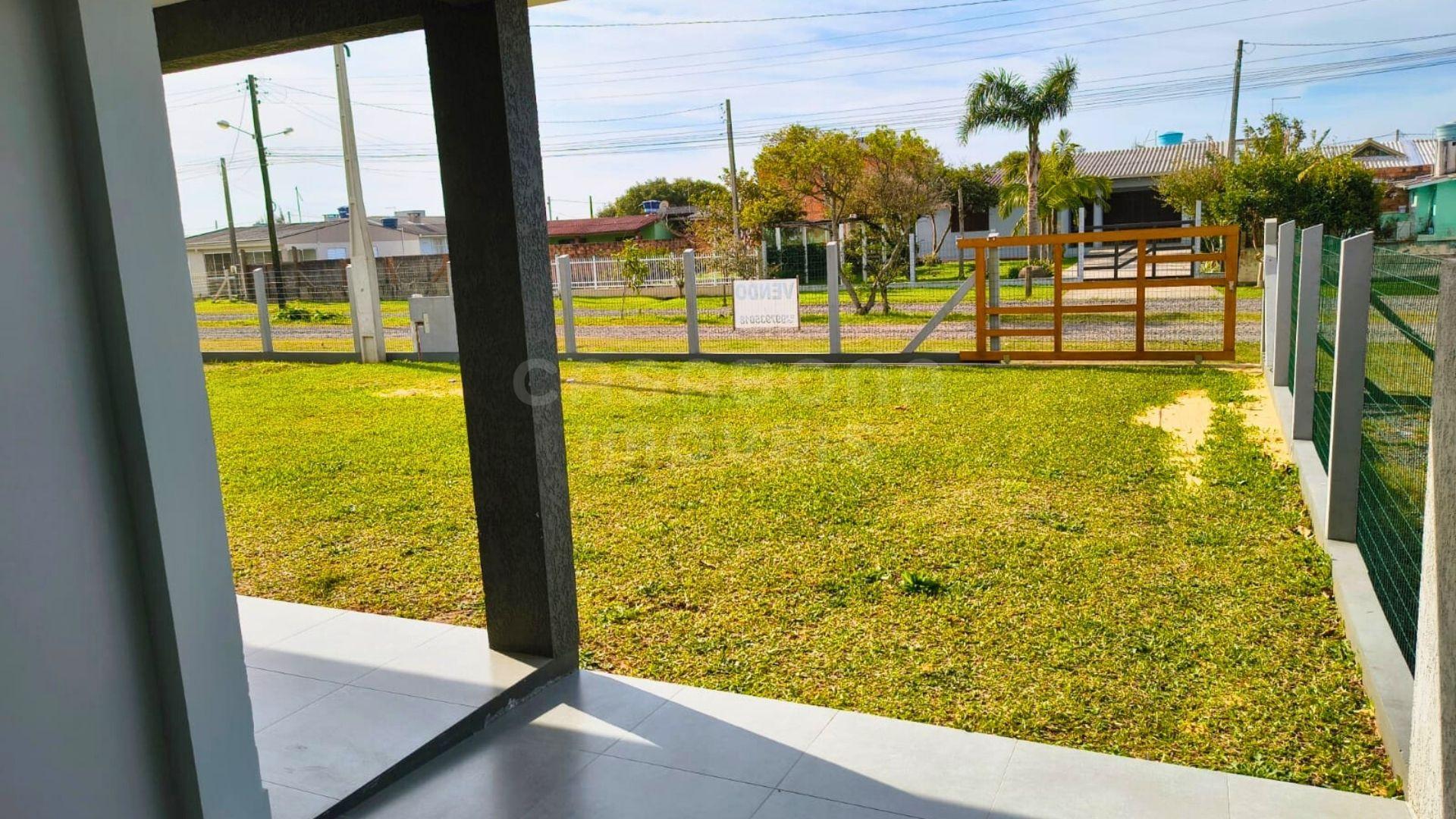 Casa moderna com amplo terreno duplo em Arroio do Sal