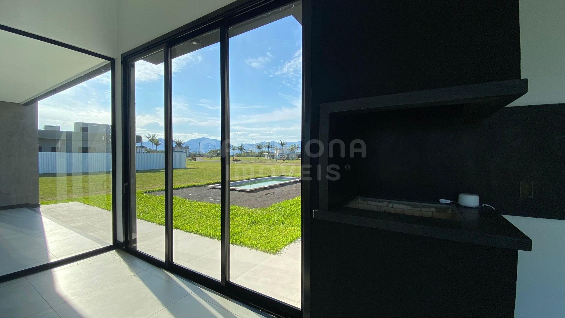 Casa nova de alto padrão em condomínio fechado com estrutura completa!