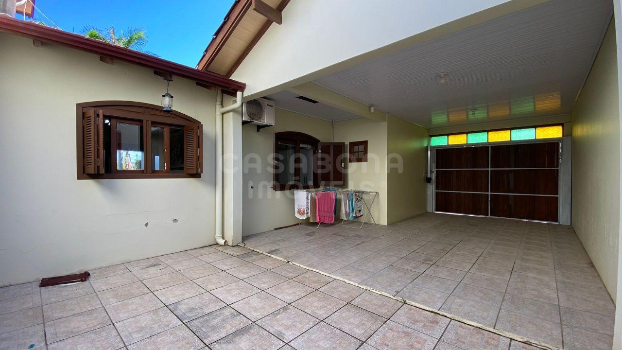 Casa de Esquina com Amplo Terreno e Piscina – Arroio do Sal