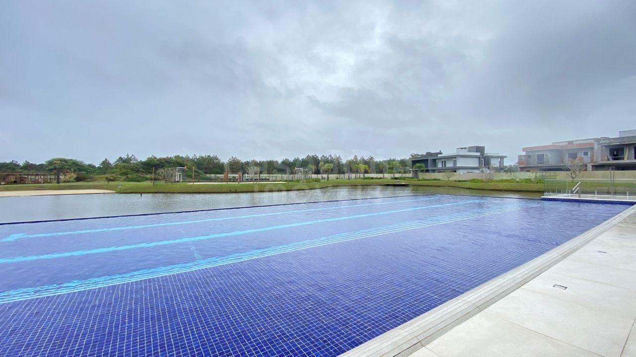 Terreno Exclusivo em Condomínio Fechado com Piscina e Áreas de Lazer