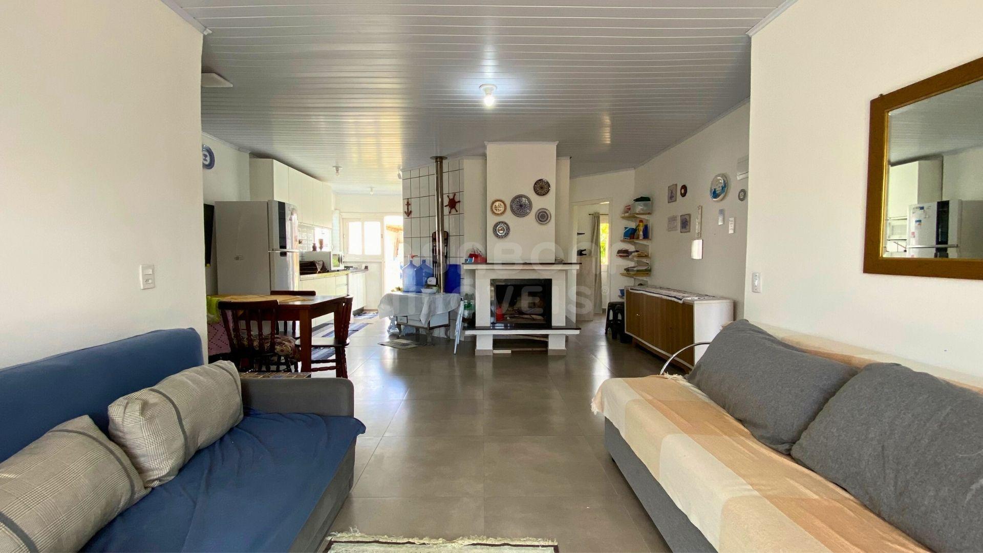 Casa com piscina a 100m do mar no Balneário Figueirinha