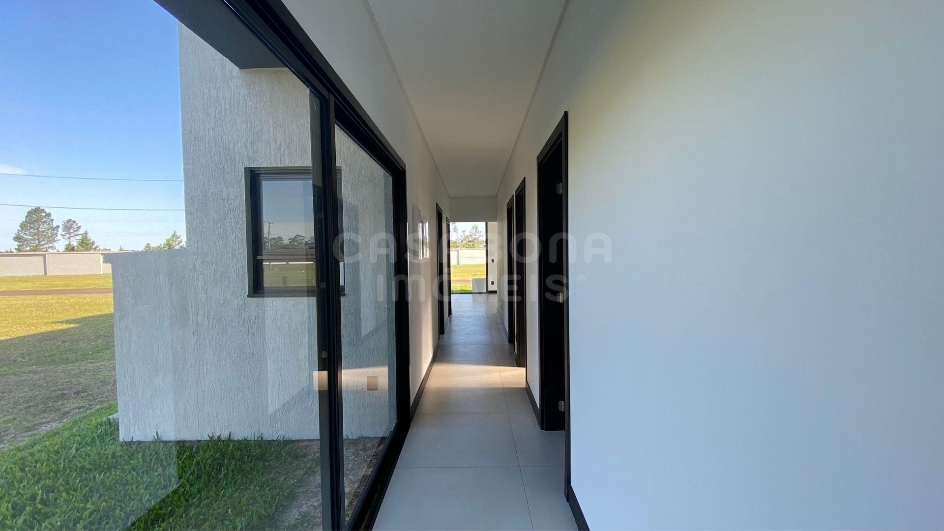 Casa nova de alto padrão em condomínio fechado com estrutura completa!