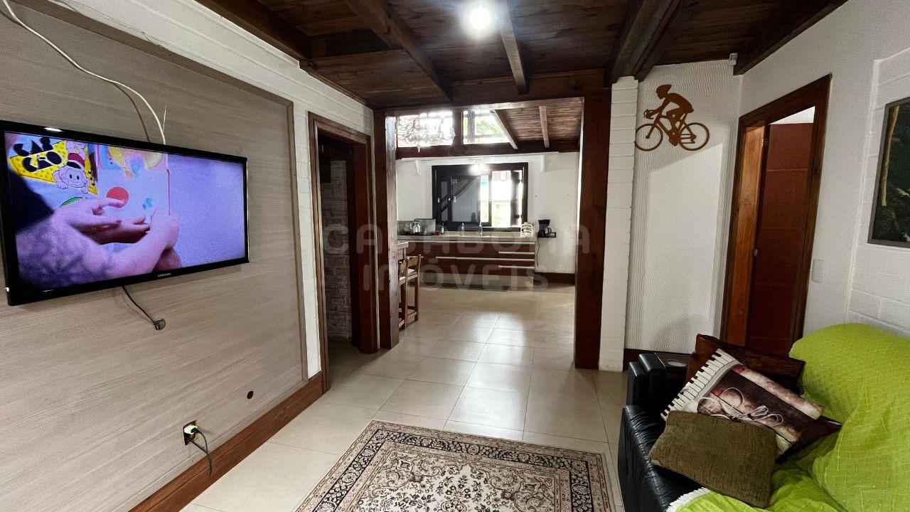 Casa de Esquina Mobiliada no Centro de Arroio do Sal – A 490m da Praia