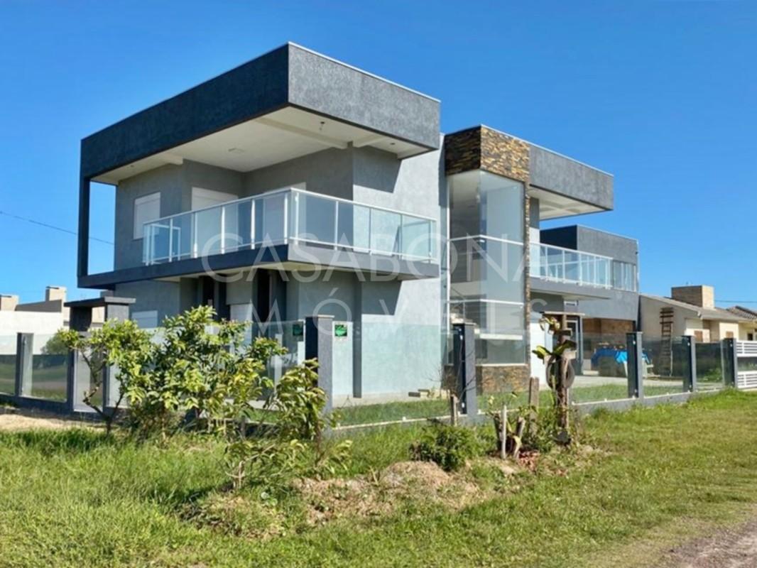 Residência Moderna com Terraço e Piscina em Balneário Sossegado