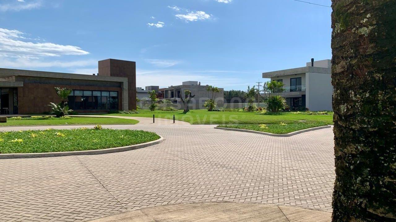 Terreno Exclusivo em Condomínio Fechado com Piscina e Áreas de Lazer