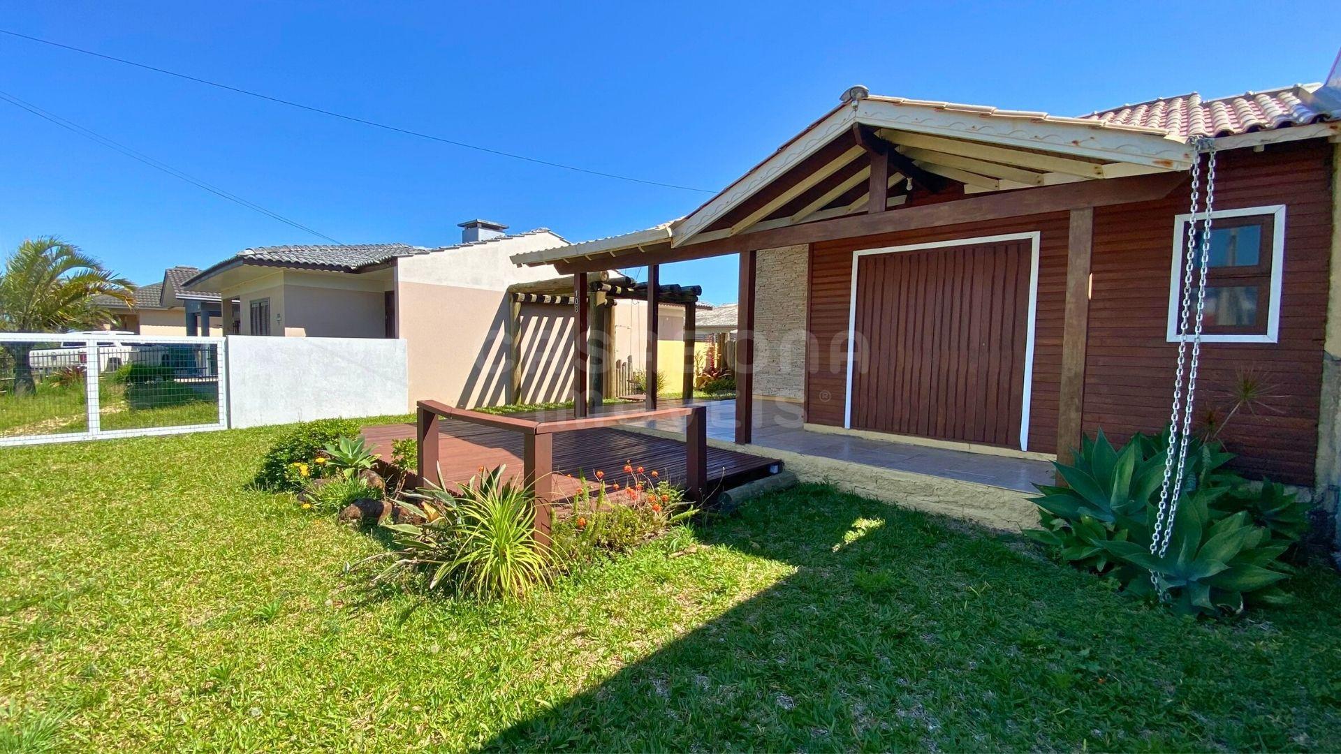 Casa com piscina a apenas 100 metros da praia em Arroio do Sal!