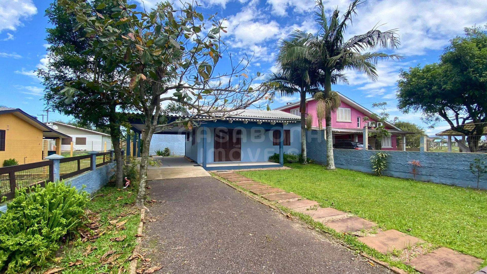 Casa semimobiliada a apenas 300m do mar no bairro São Jorge