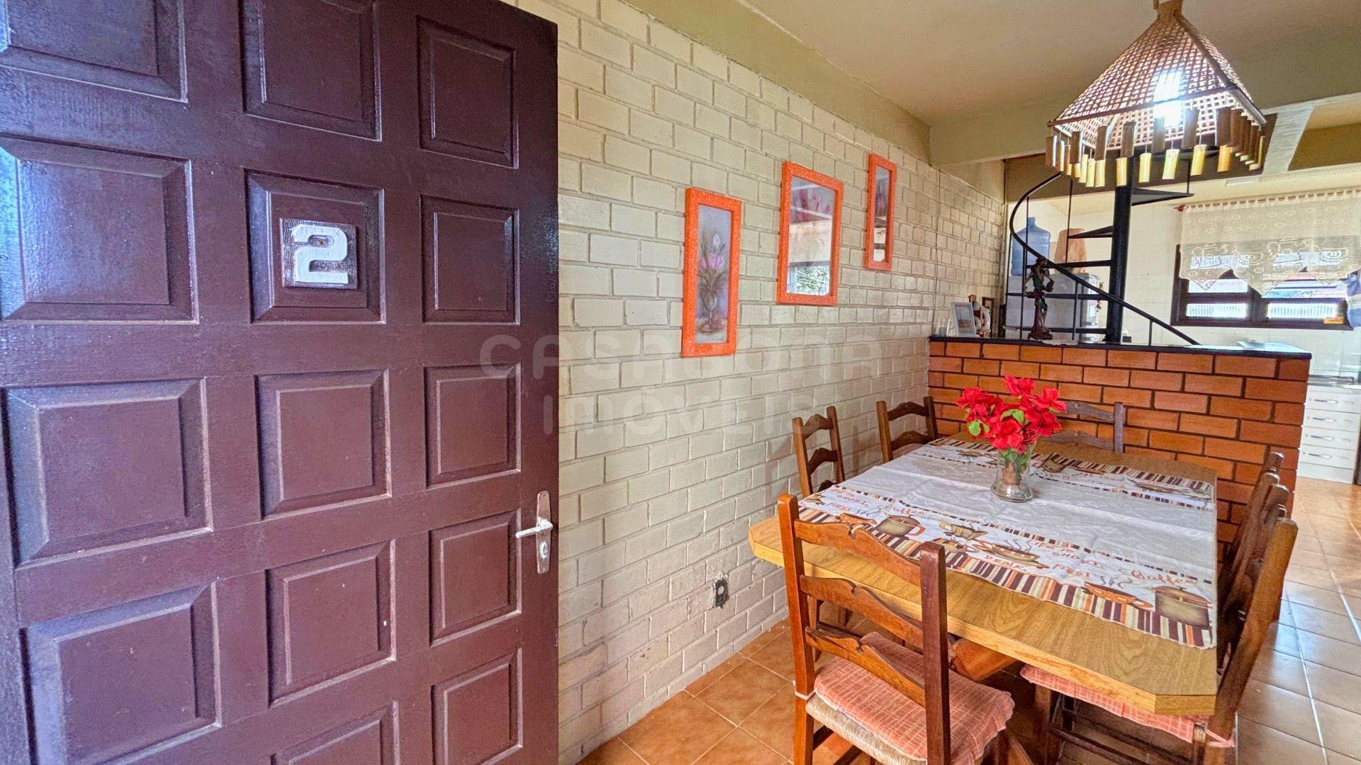 Sobrado mobiliado a poucos passos do mar no Centro de Arroio do Sal