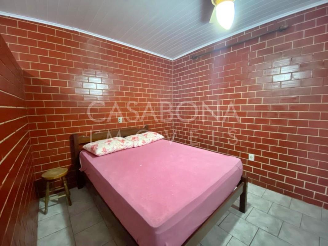 Residência Encantadora em Tijolo à Vista: Amplo Pátio e Proximidade do Mar