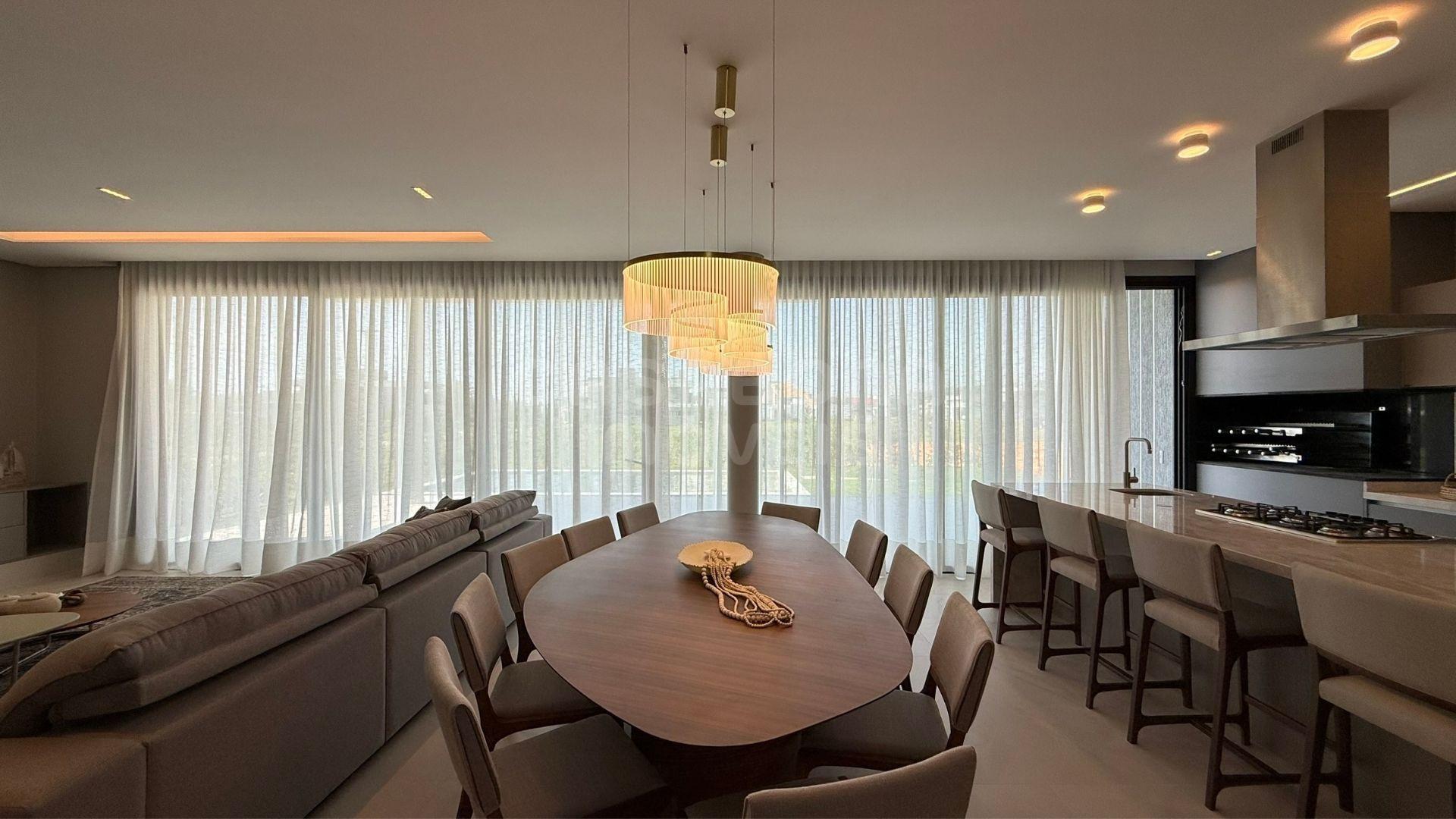 Sobrado Luxuoso em Condomínio Fechado - Torres