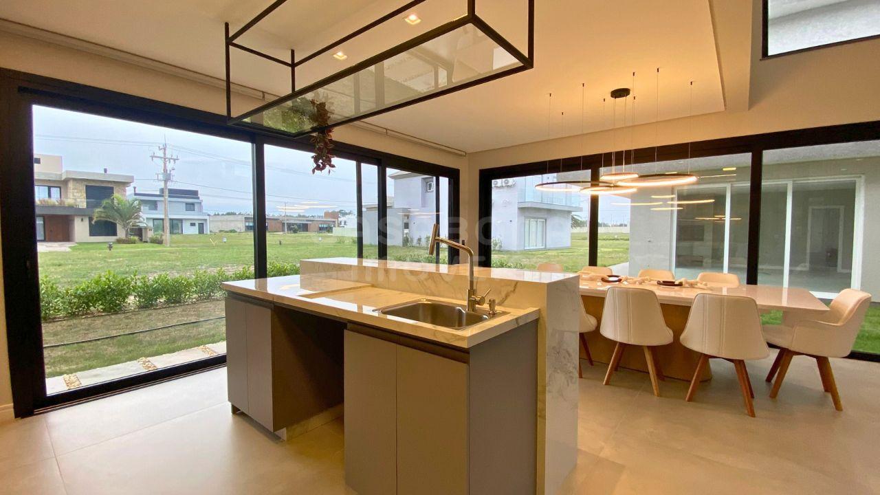 Casa Alto Padrão no Condomínio Arenas Curumim – Capão da Canoa