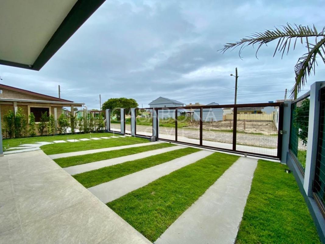 Casa com 2 Terrenos em Areias Brancas