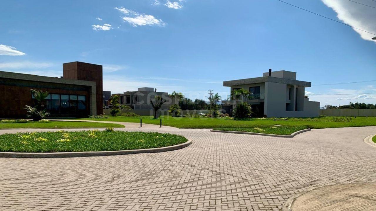 Terreno Exclusivo em Condomínio Fechado com Piscina e Áreas de Lazer