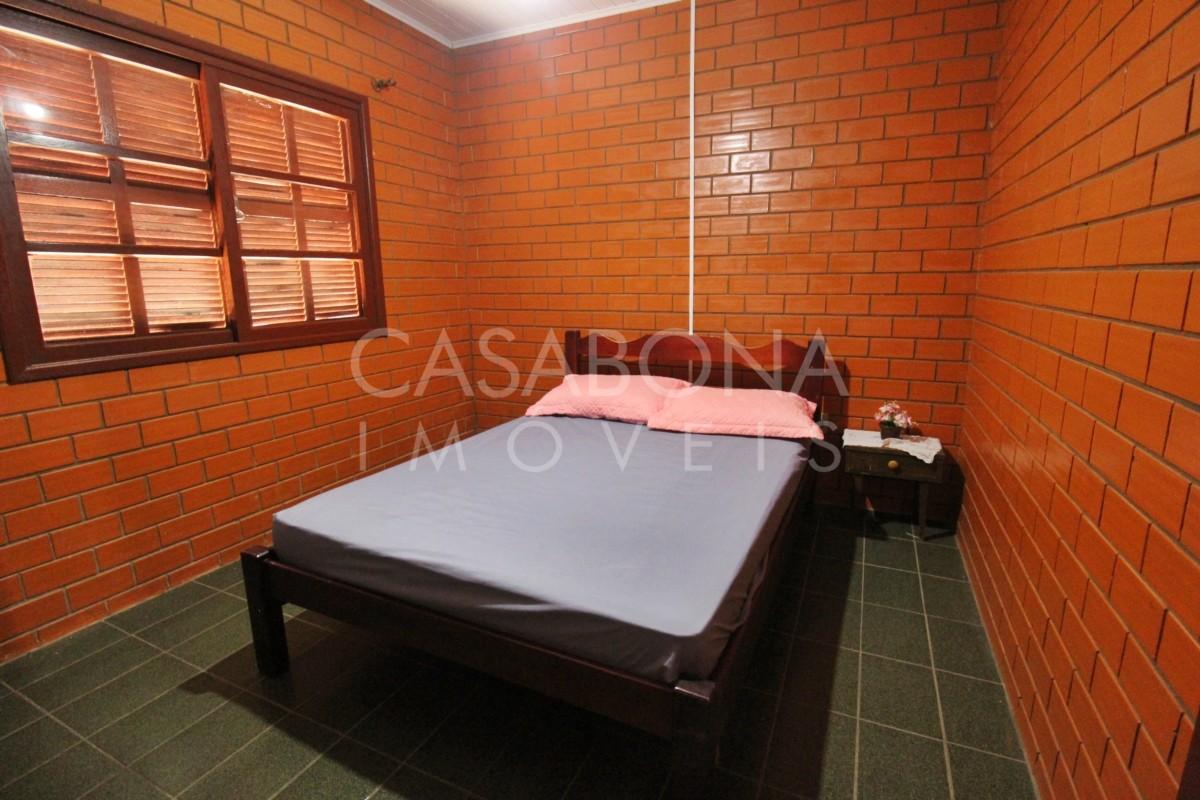 Residência Encantadora em Tijolo à Vista: Amplo Pátio e Proximidade do Mar