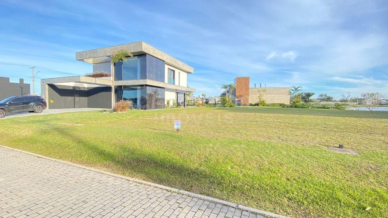 Terreno Exclusivo em Condomínio Fechado com Piscina e Áreas de Lazer