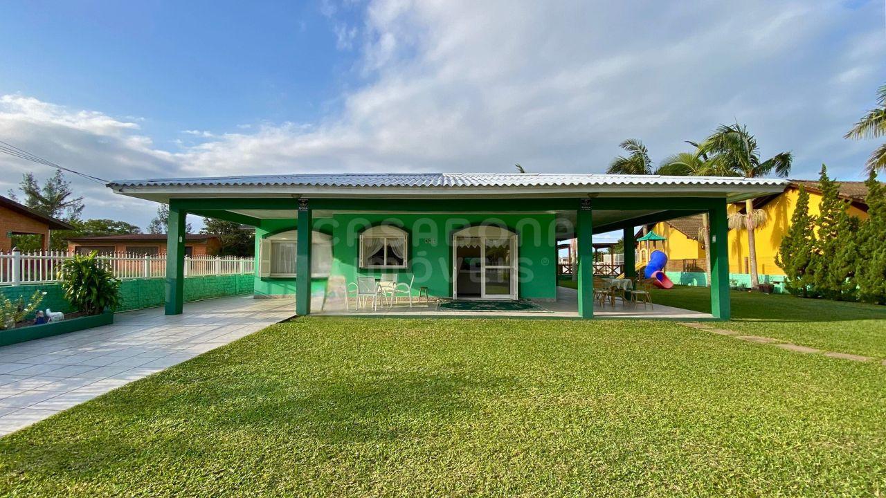 Casa à Venda em Torres - Bairro Paraíso: Conforto e Lazer a 500 Metros do Mar