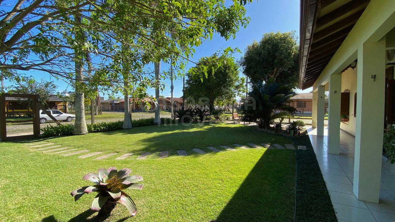 Casa de Esquina com Amplo Terreno e Piscina – Arroio do Sal