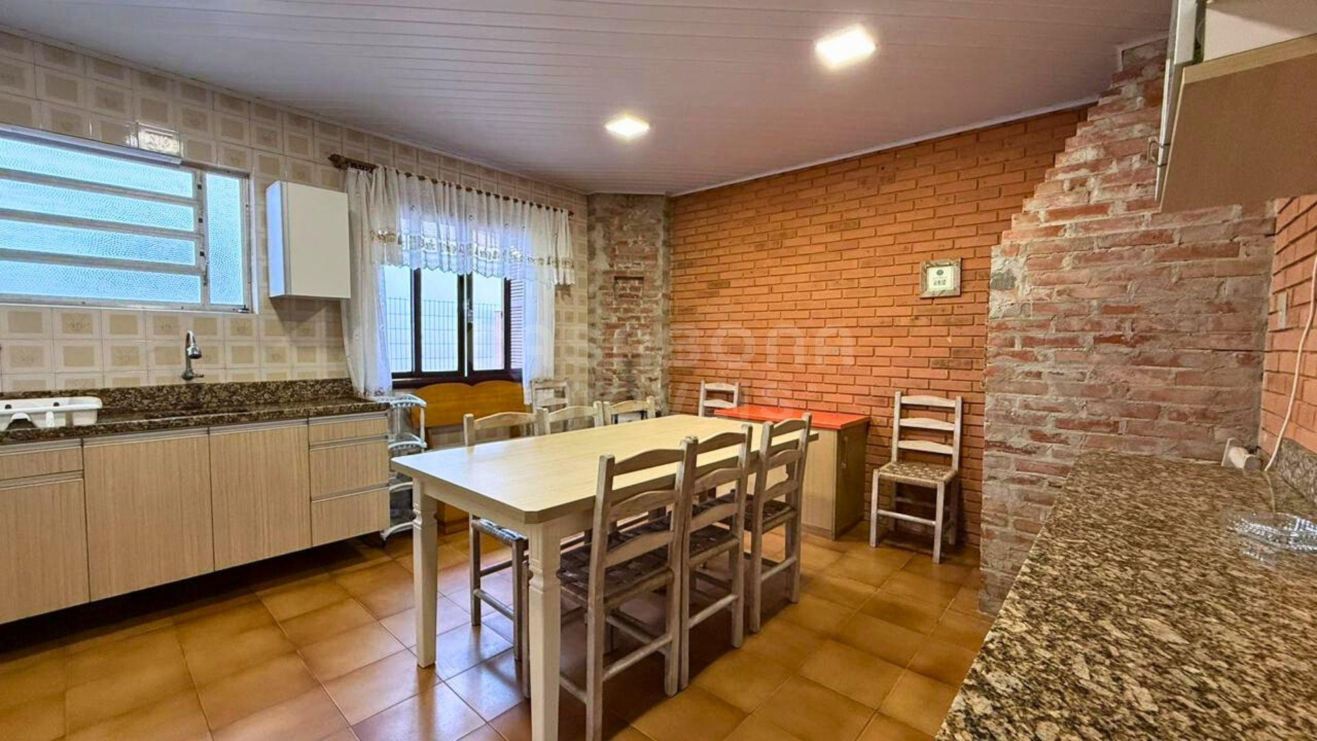 Casa de Esquina em Areias Brancas – Amplitude, Conforto e Localização Privilegiada