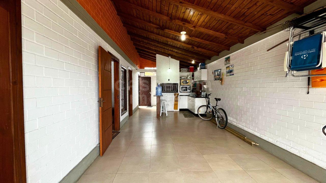 Casa de Esquina Mobiliada no Centro de Arroio do Sal – A 490m da Praia