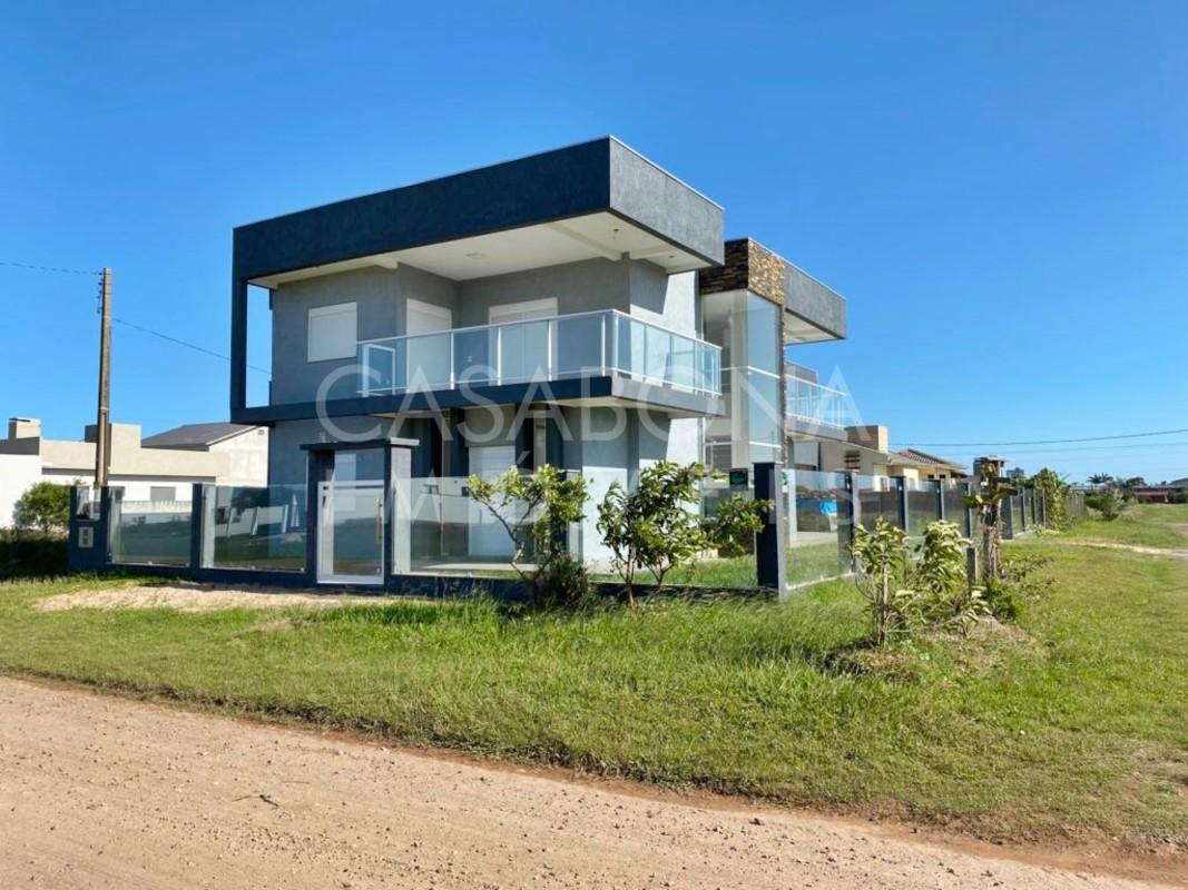 Residência Moderna com Terraço e Piscina em Balneário Sossegado