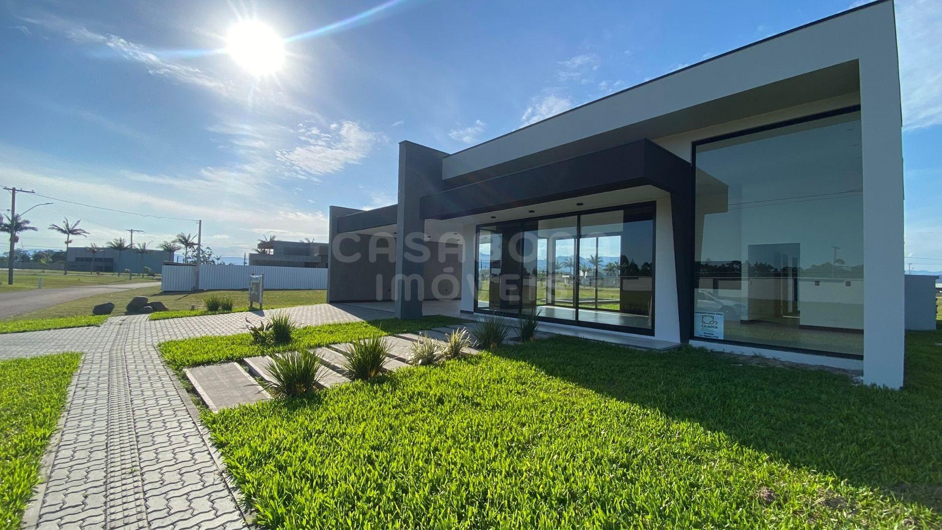 Casa nova de alto padrão em condomínio fechado com estrutura completa!