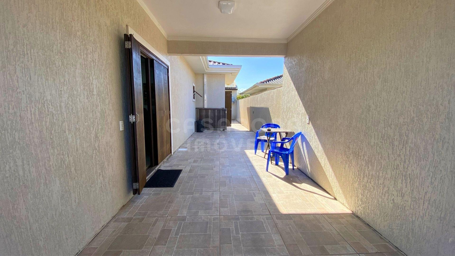 Casa moderna com piscina e quiosque no bairro Verde Mar em Arroio do Sal