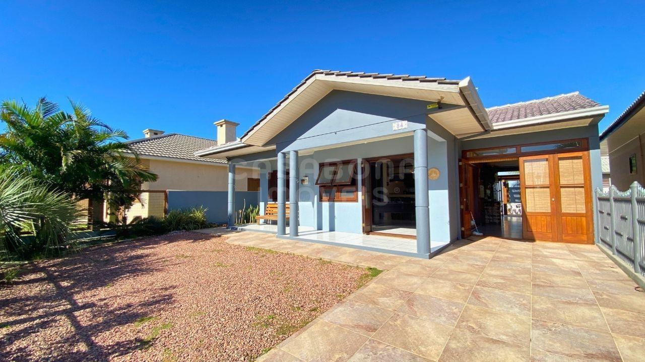 Casa Mobiliada com Piscina a Poucos Passos da Praia em Arroio do Sal