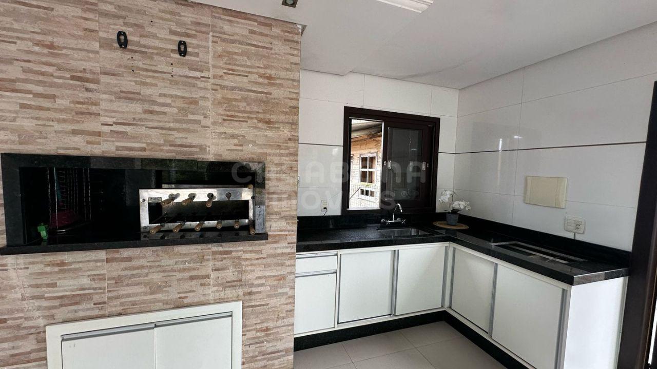 Espaçosa Casa de Esquina em Arroio do Sal - 800m do Mar