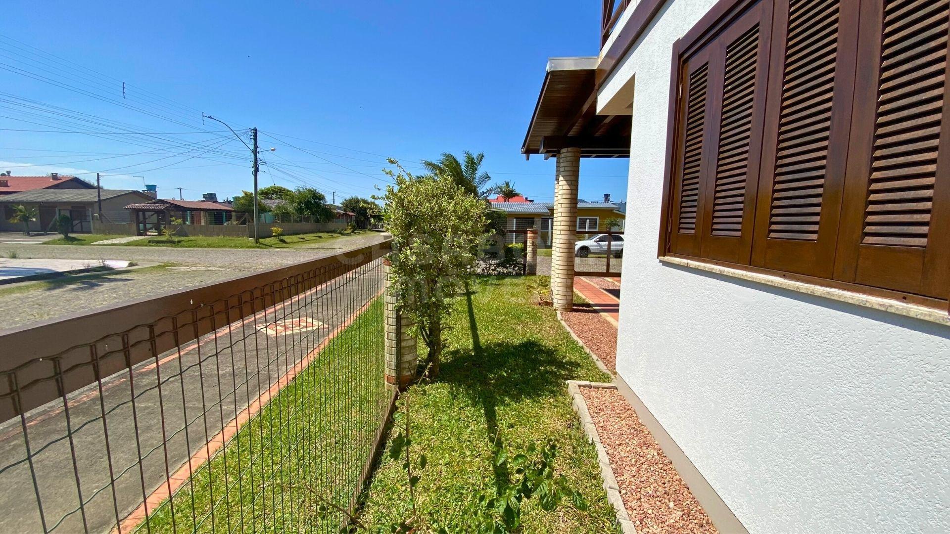 Sobrado mobiliado próximo ao mar e ao centro de Arroio do Sal