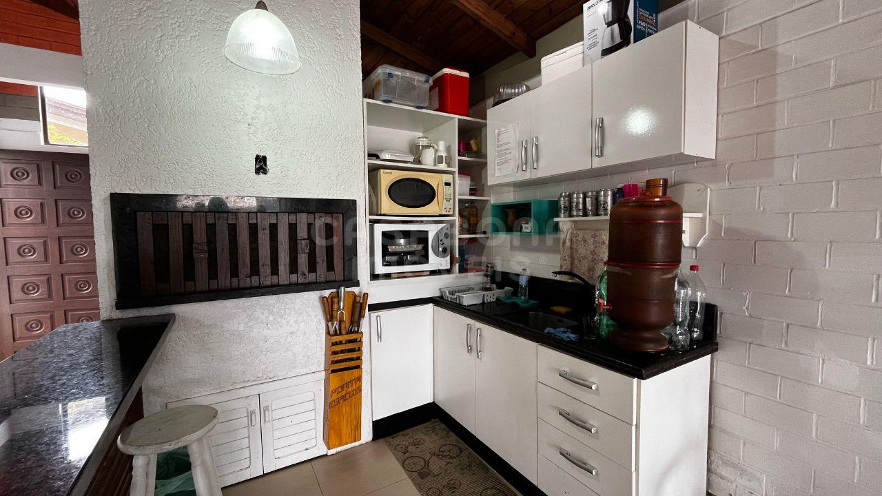 Casa de Esquina Mobiliada no Centro de Arroio do Sal – A 490m da Praia